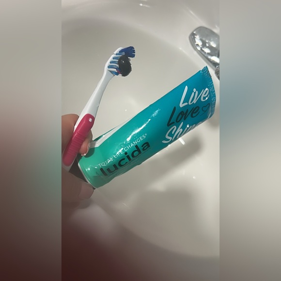 Total Life Changes (TLC) Lucida Charcoal Whitening Toothpaste 4oz + FREE SAMPLES - Picture 5 of 10